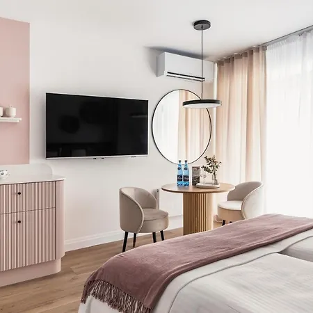 Rose With Bath By Oneapartments Apartment Sopot