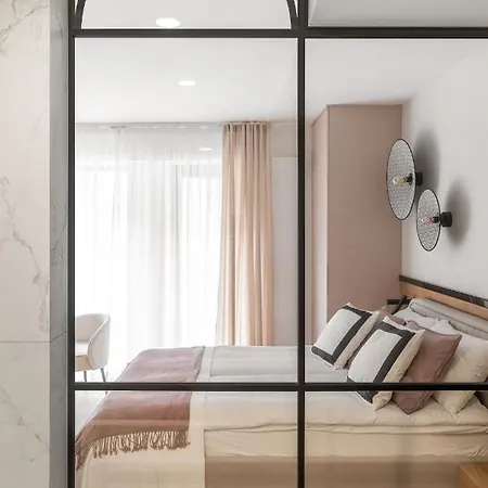 Rose With Bath By Oneapartments Apartment *