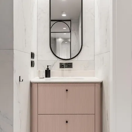 Rose With Bath By Oneapartments Apartment *