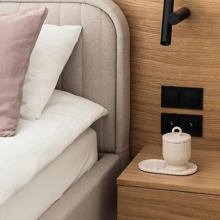 Rose With Bath By Oneapartments