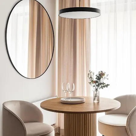 Rose With Bath By Oneapartments *